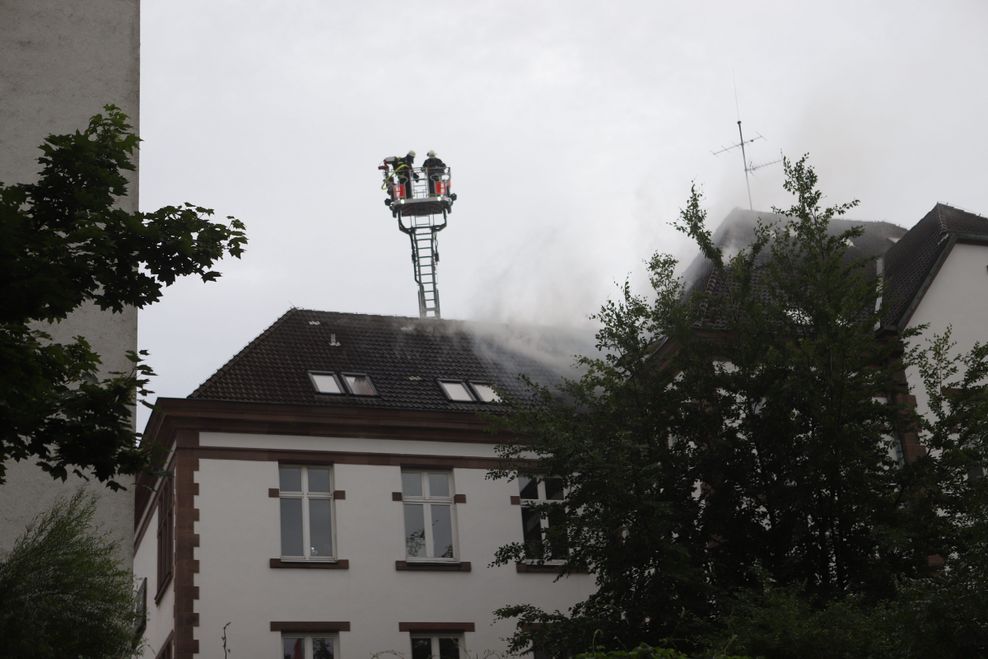 Im Dachstuhl einer Schule in St. Georg brennt es.
