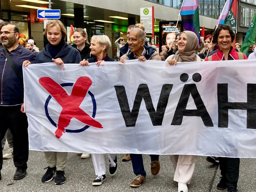 Der Demonstrationszug hat sich um 17.25 in Bewegung gesetzt. In der ersten Reihe: Klimaforscher Mojib Latif.