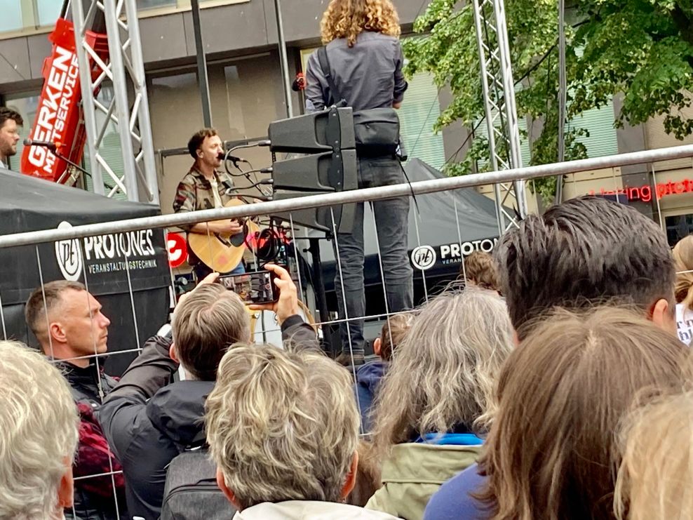 Joris live bei der Demo gegen Rechtsextremismus in Hamburg.
