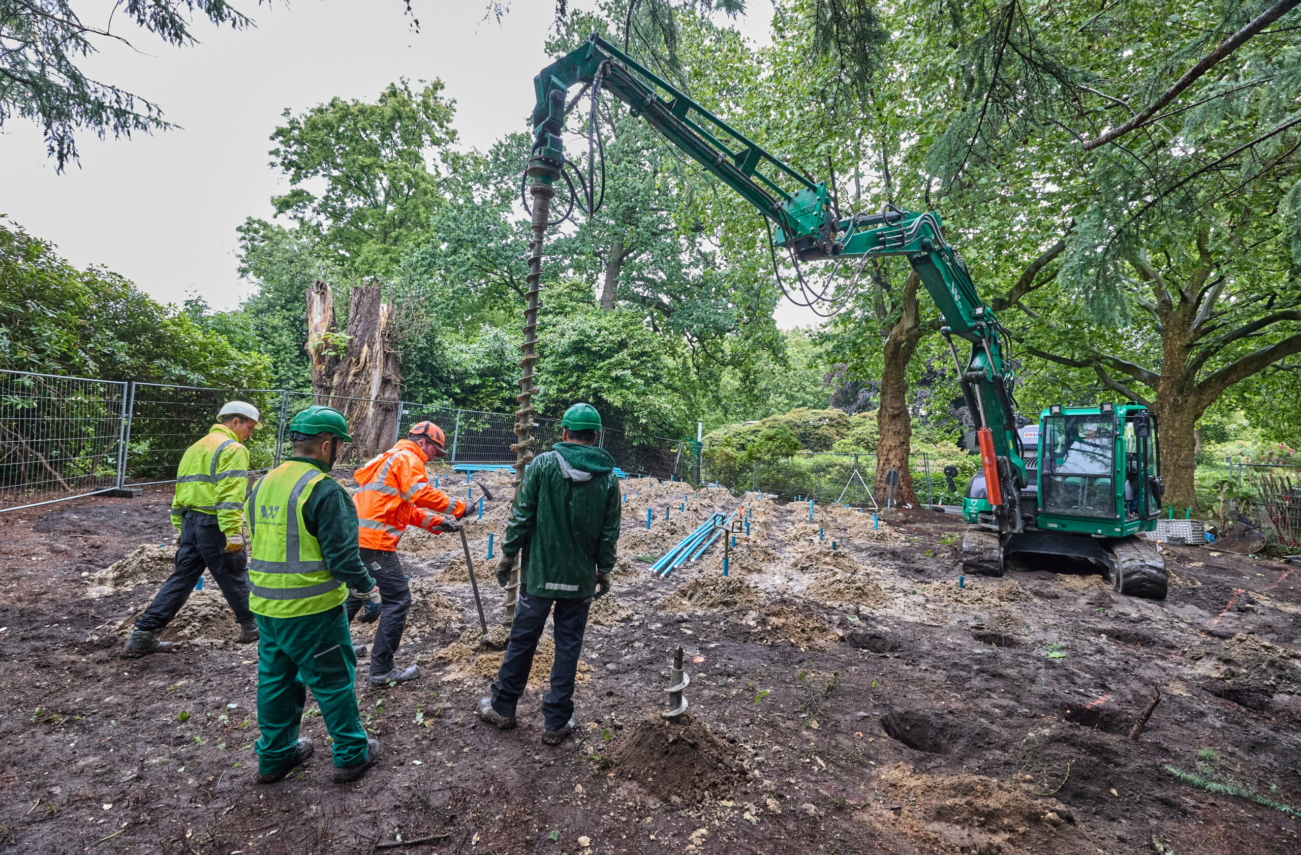 Mitarbeiter der Kampfmittelbergung arbeiten bei Sondierbohrungen auf einer Baustelle in Planten un Blomen. Eine neue Luftbildauswertung hat eine Fläche auf dem Flurstück als Verdachtsfläche eingestuft.