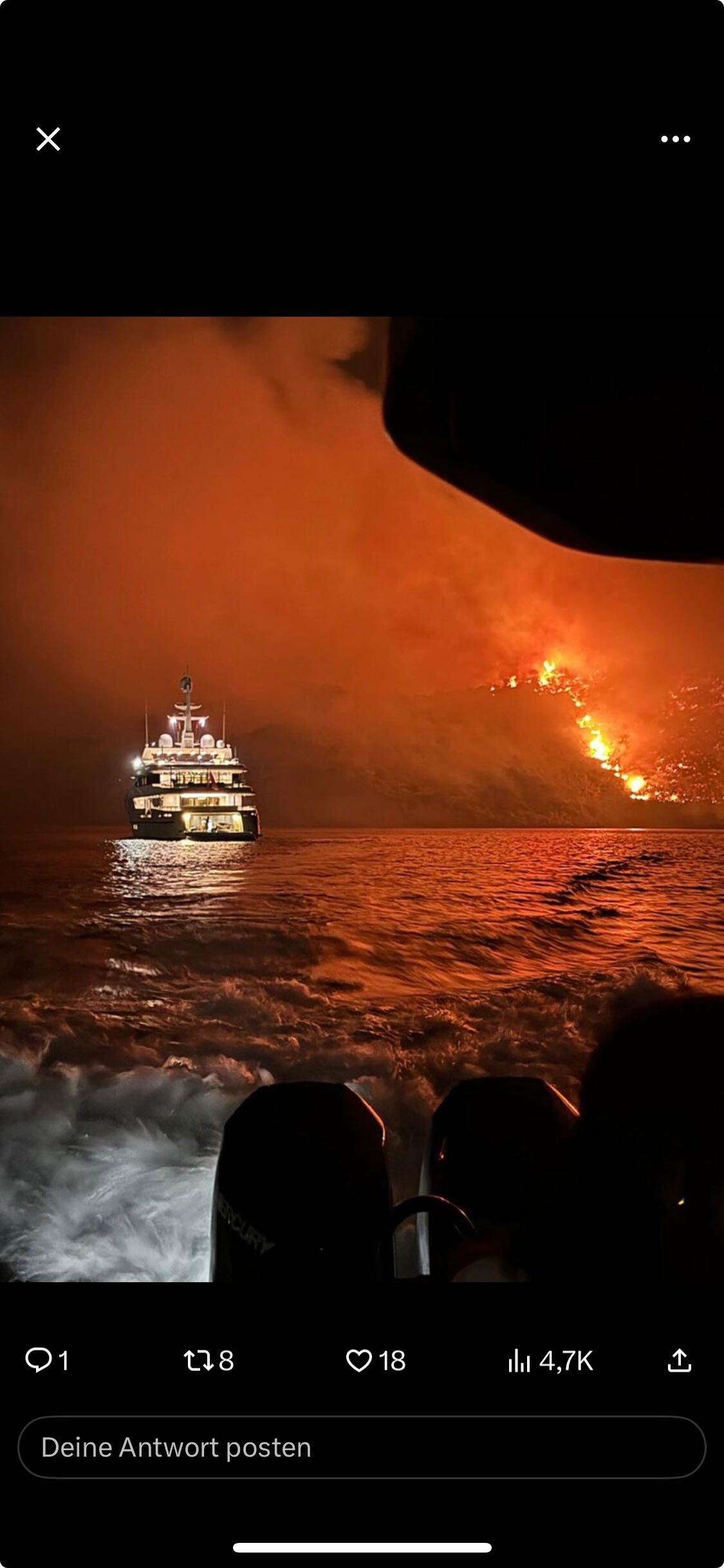 Yacht fährt von Feuer weg