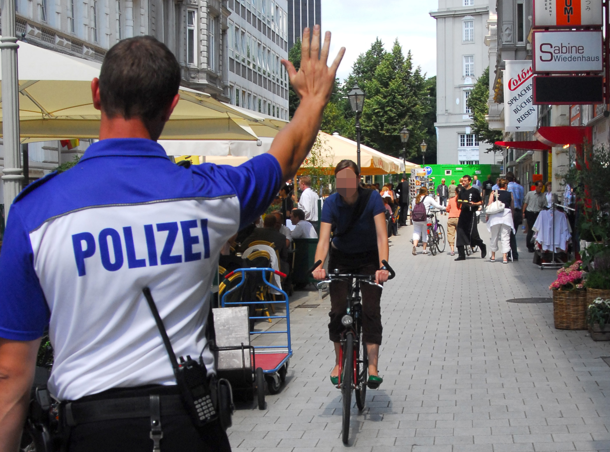 Verkehrskontrollen in Hamburg – umfangreiche Verstöße bei Autofahrern, Radfahrern und E-Scooter-Nutzer festgestellt