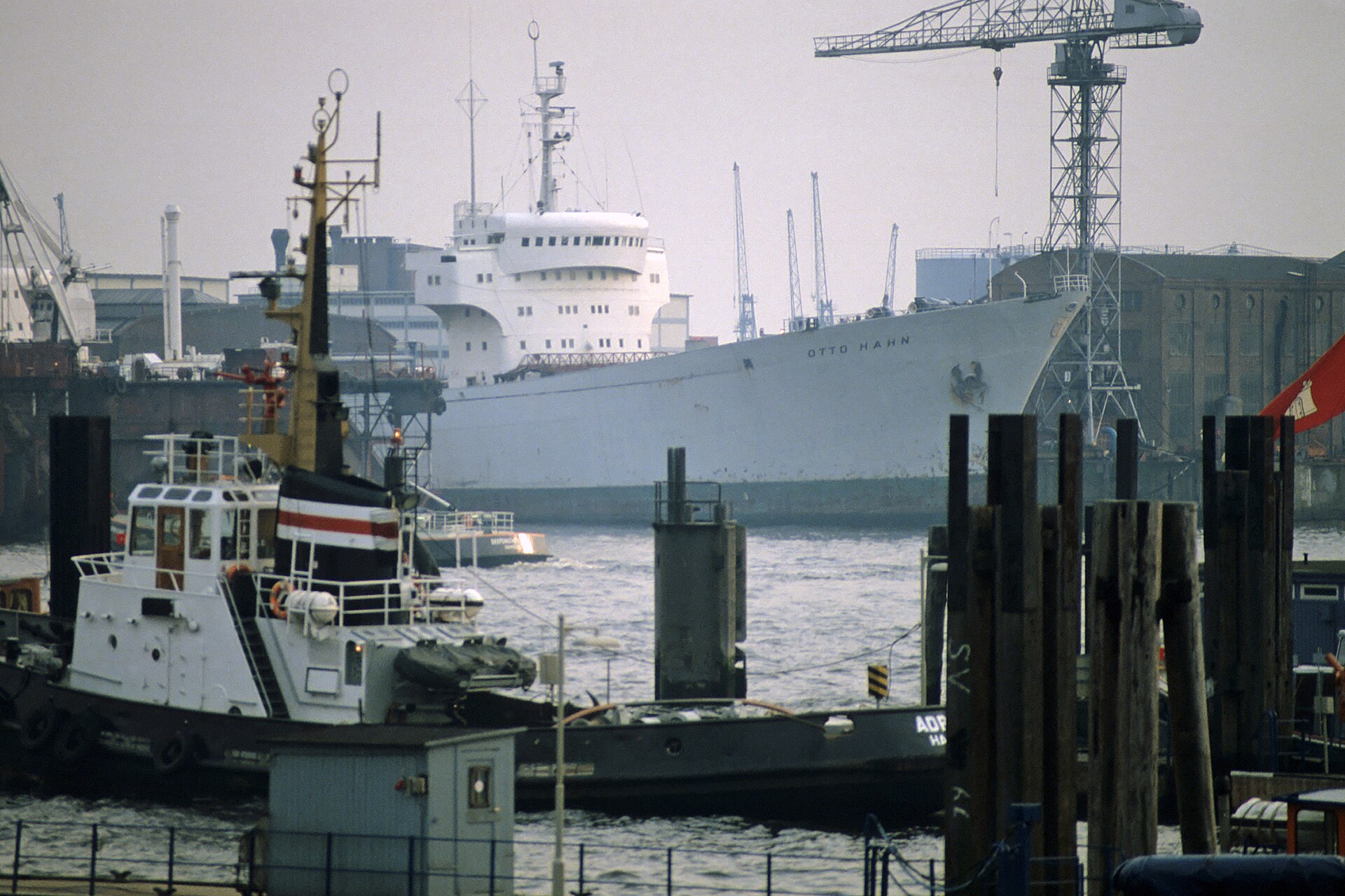 Schiff liegt im Hafen