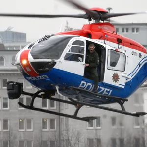 Die Polizei fahndete mit dem Hubschrauber nach dem Täter. (Symbolfoto)