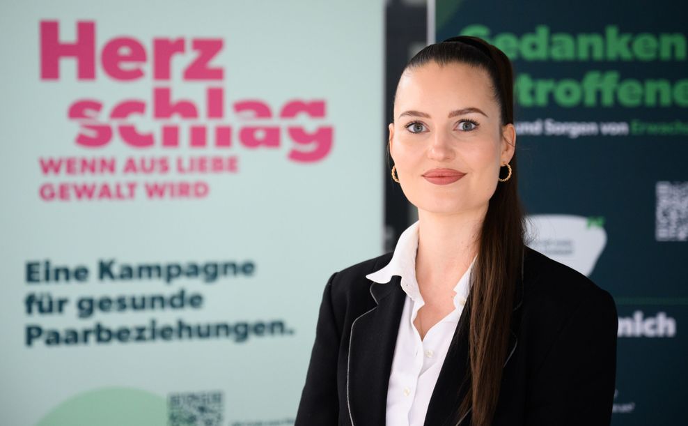 Victoria Rufledt, Abteilung Prävention des LKA, steht vor der Ausstellung „Herzschlag. Wenn aus Liebe Gewalt wird“ im Landeskriminalamt LKA Niedersachsen.