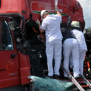 Lkw Unfall auf Bundesstraße Richtung Hamburg – Fahrer war 90 Minuten eingeklemmt. Vollsperrung