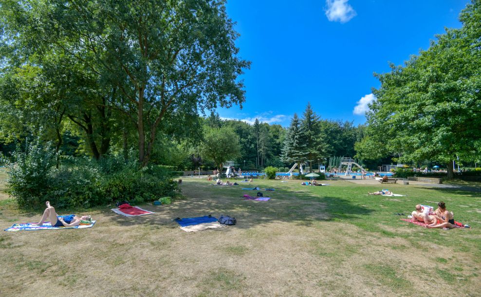 Die Liegewiese im Freibad Marienhöhe.