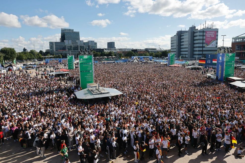 Ein Meer aus Menschen: das Fanfest auf dem Heiligengeistfeld auf St. Pauli von oben.