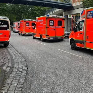 Ein Dutzend Rettungswagen stehen nach dem Pfefferspray-Anschlag vor der Gesamtschule Mümmelmannsberg.