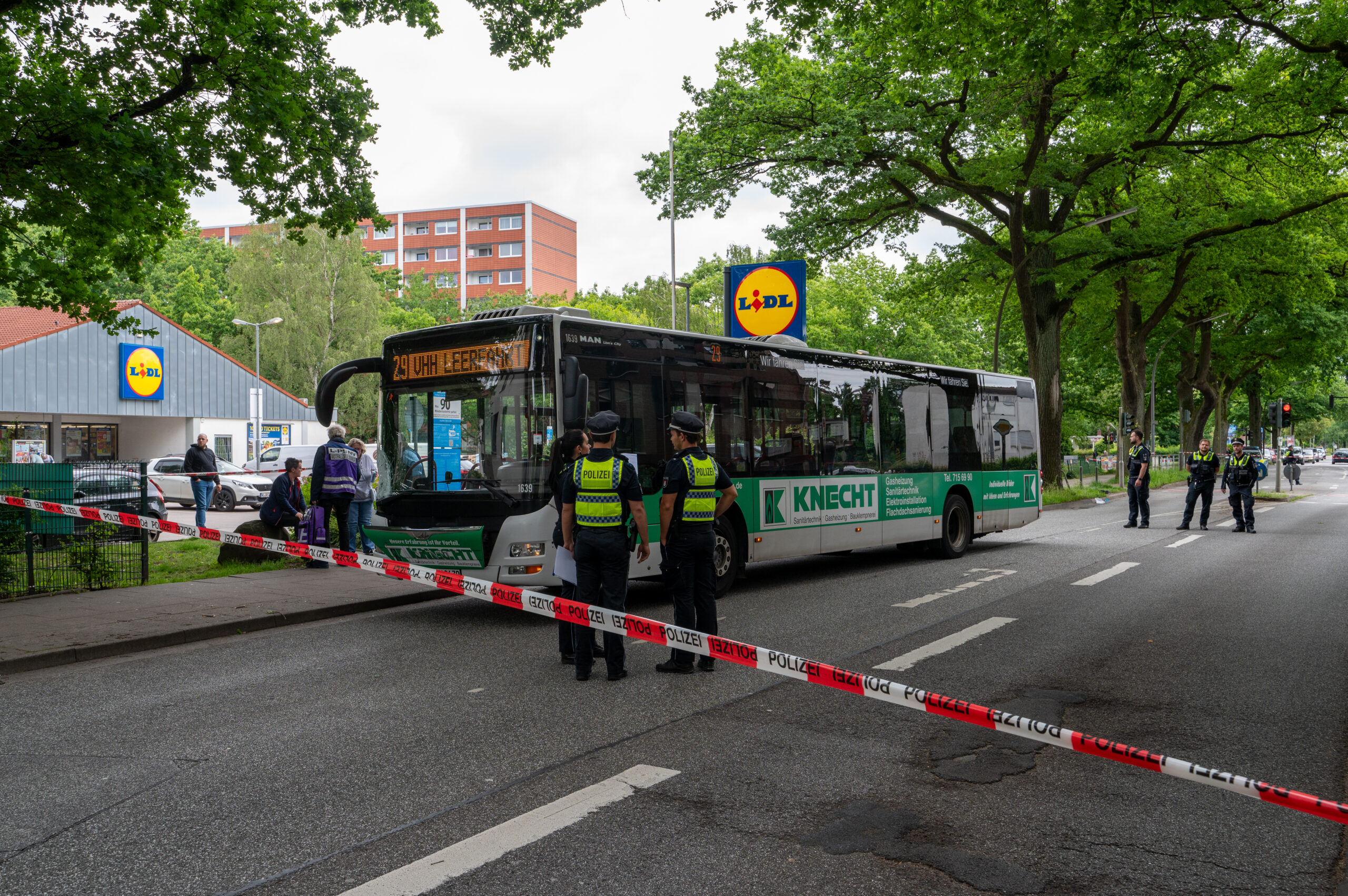 Linienbus erfasst Rollerfahrerin in Lohrügge und verletzt sie schwer.