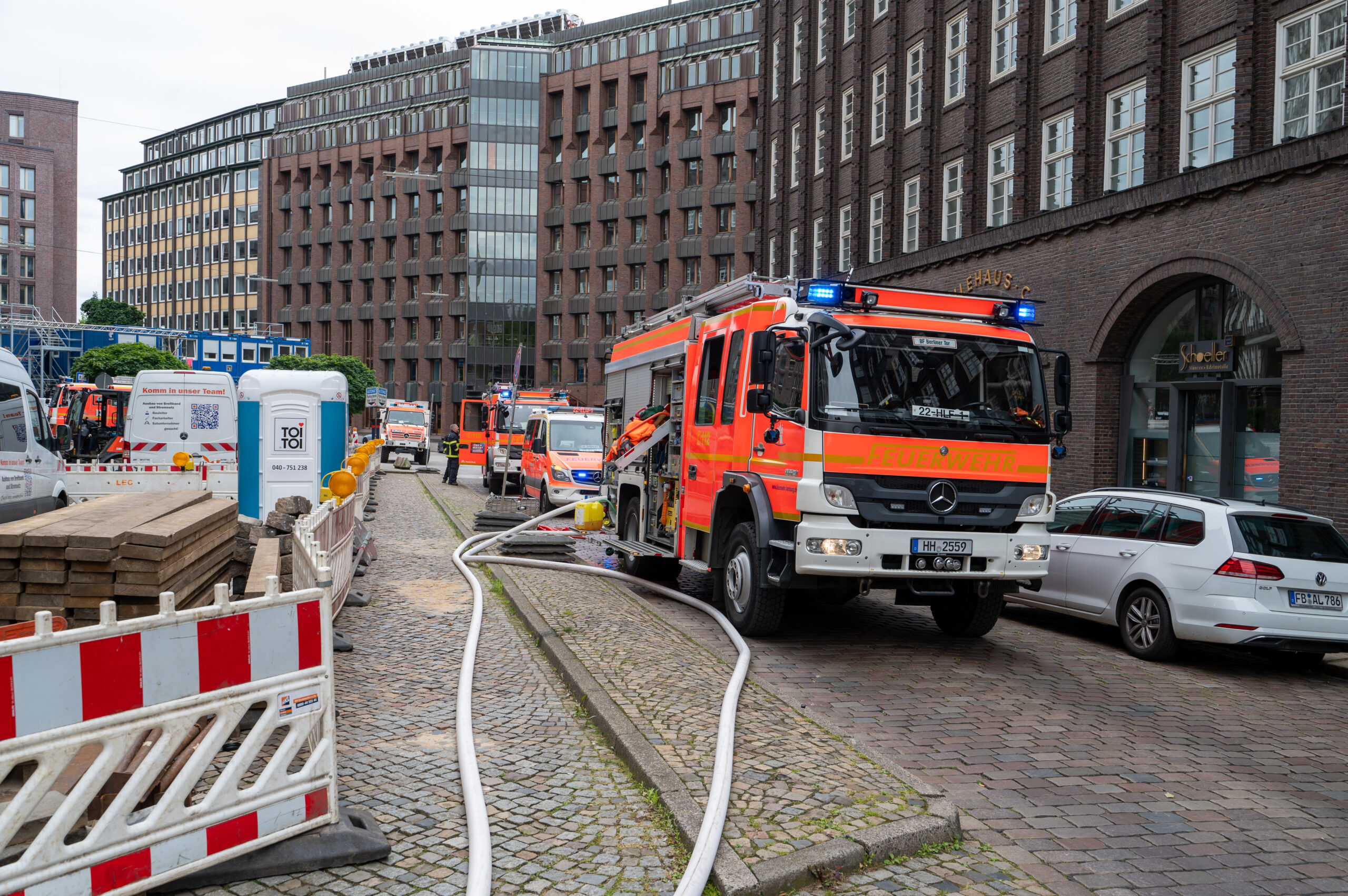 Feuer im Innenhof der Innenbehörde und dem Verfassungsschutz – Feuerwehr mit 26 Rettern im Einsatz