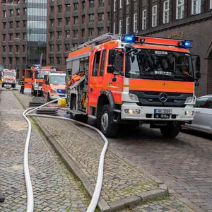 Feuer im Innenhof der Innenbehörde und dem Verfassungsschutz – Feuerwehr mit 26 Rettern im Einsatz