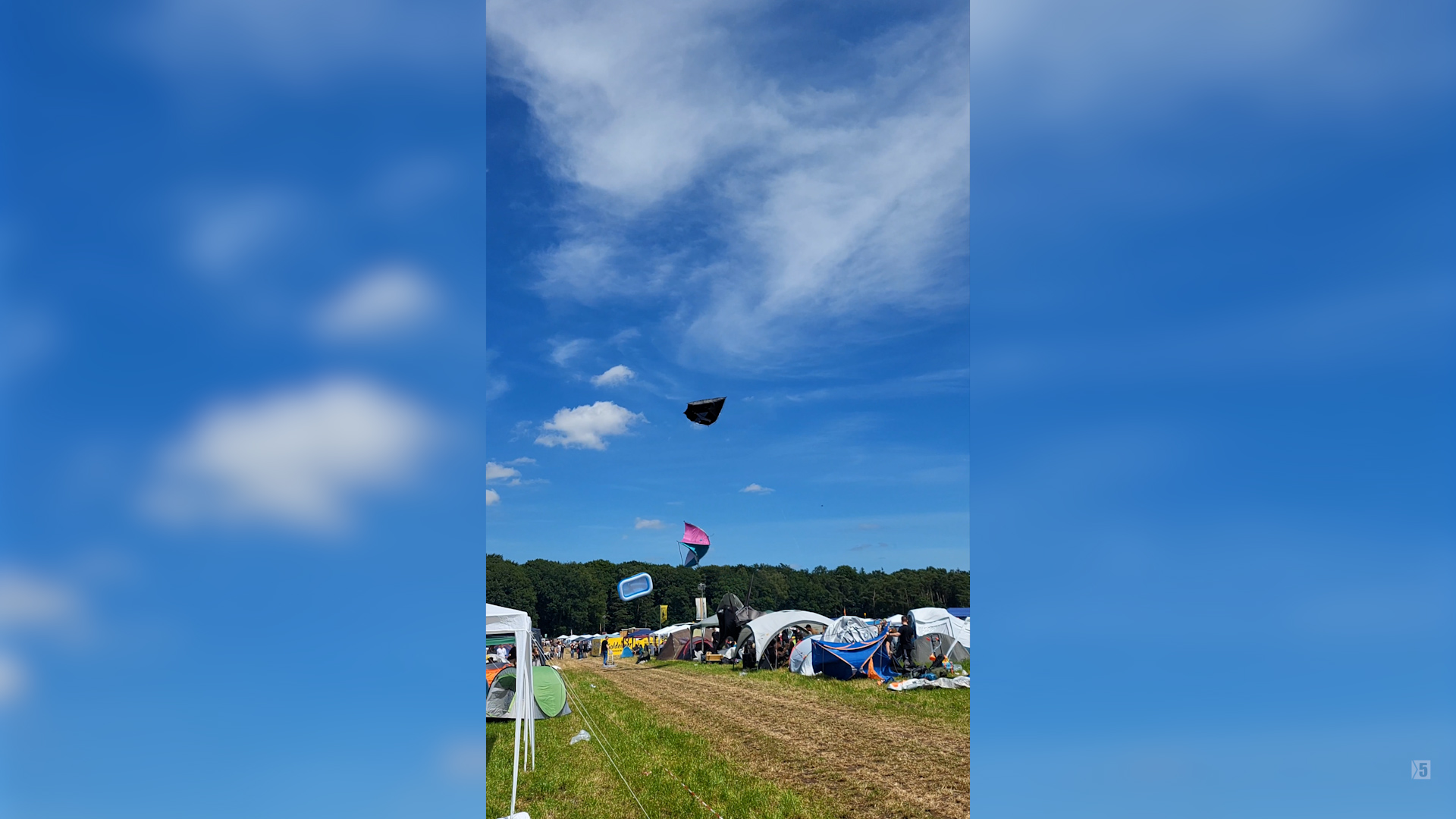 Zelte fliegen über dem Campingplatz durch die Luft.