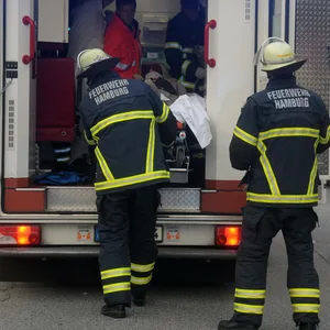 Auf dem Herd vergessenes Essen sorgt für Großeinsatz in Bramfeld – feuerwehr rettet Frau aus verqualmter Wohnung
