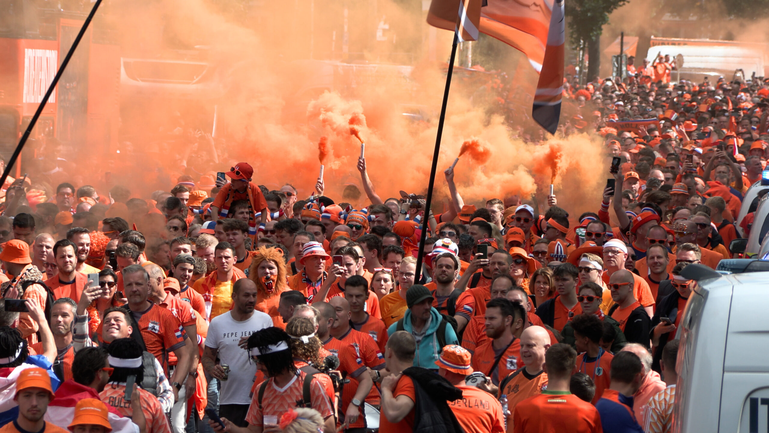 Niederländische Fans ziehen durch Hamburg, zünden dabei Rauchtöpfe und Bengalos.