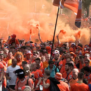 Niederländische Fans ziehen durch Hamburg, zünden dabei Rauchtöpfe und Bengalos.