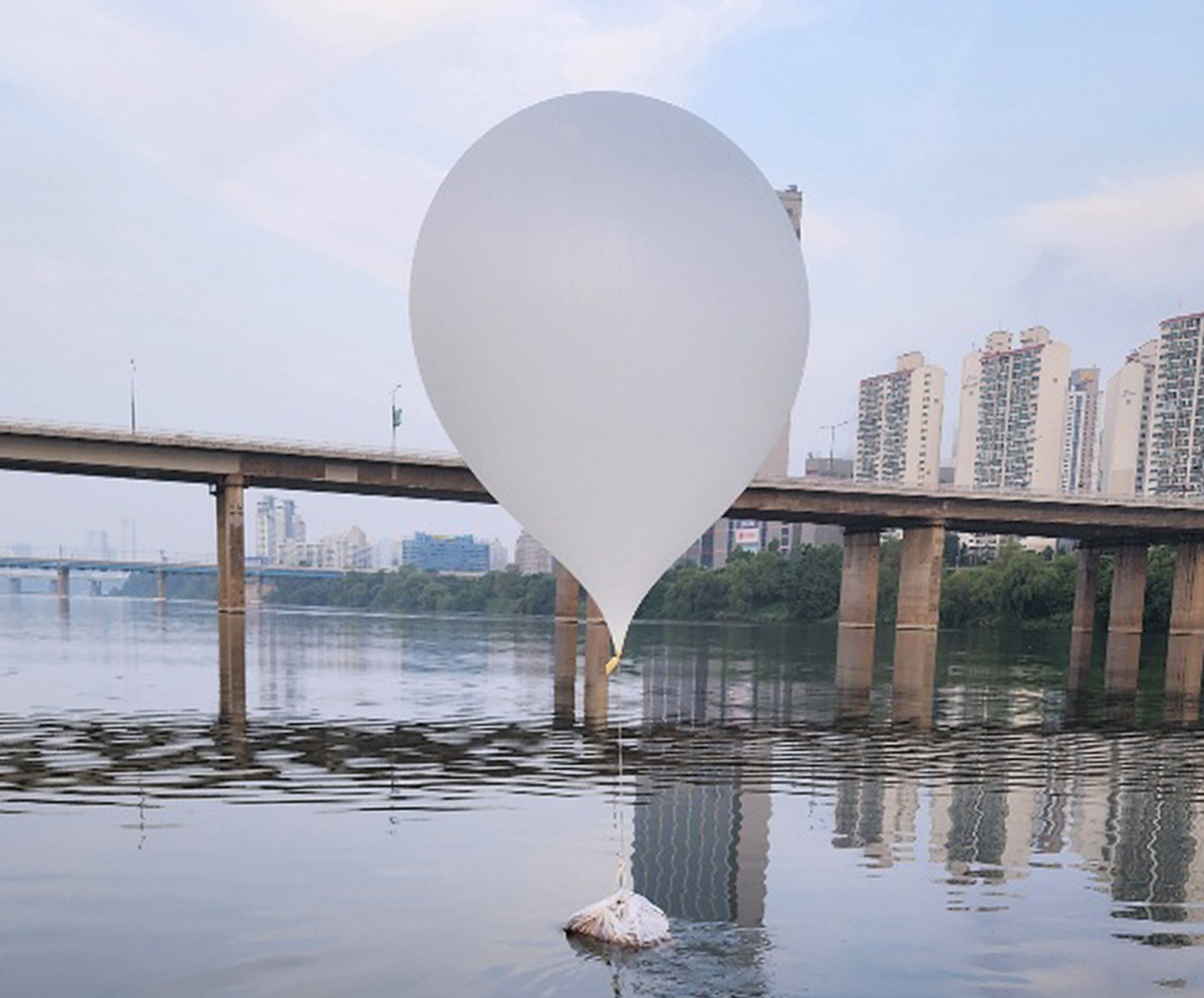 Liebesgrüße aus Pjöngjang: Ein Ballon mit einem Sack Müll treibt auf dem Han-Fluss in Südkoreas Hauptstadt Seoul.