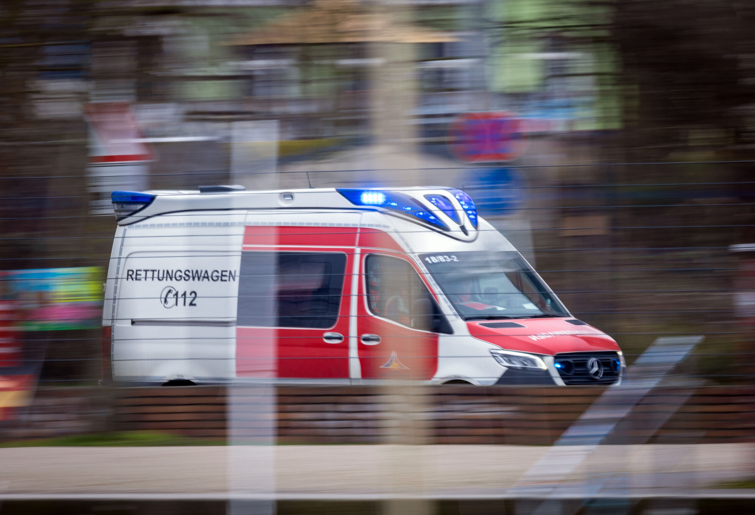 Mit Blaulicht ist ein Rettungswagen zu einem Notfall-Einsatz unterwegs.