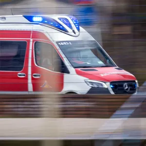 Mit Blaulicht ist ein Rettungswagen zu einem Notfall-Einsatz unterwegs.