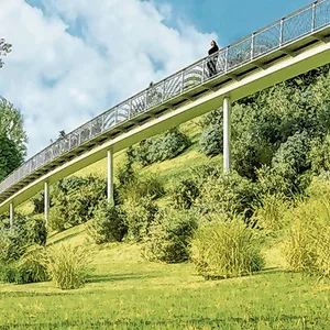 Steg auf Stelzen an einem Hang