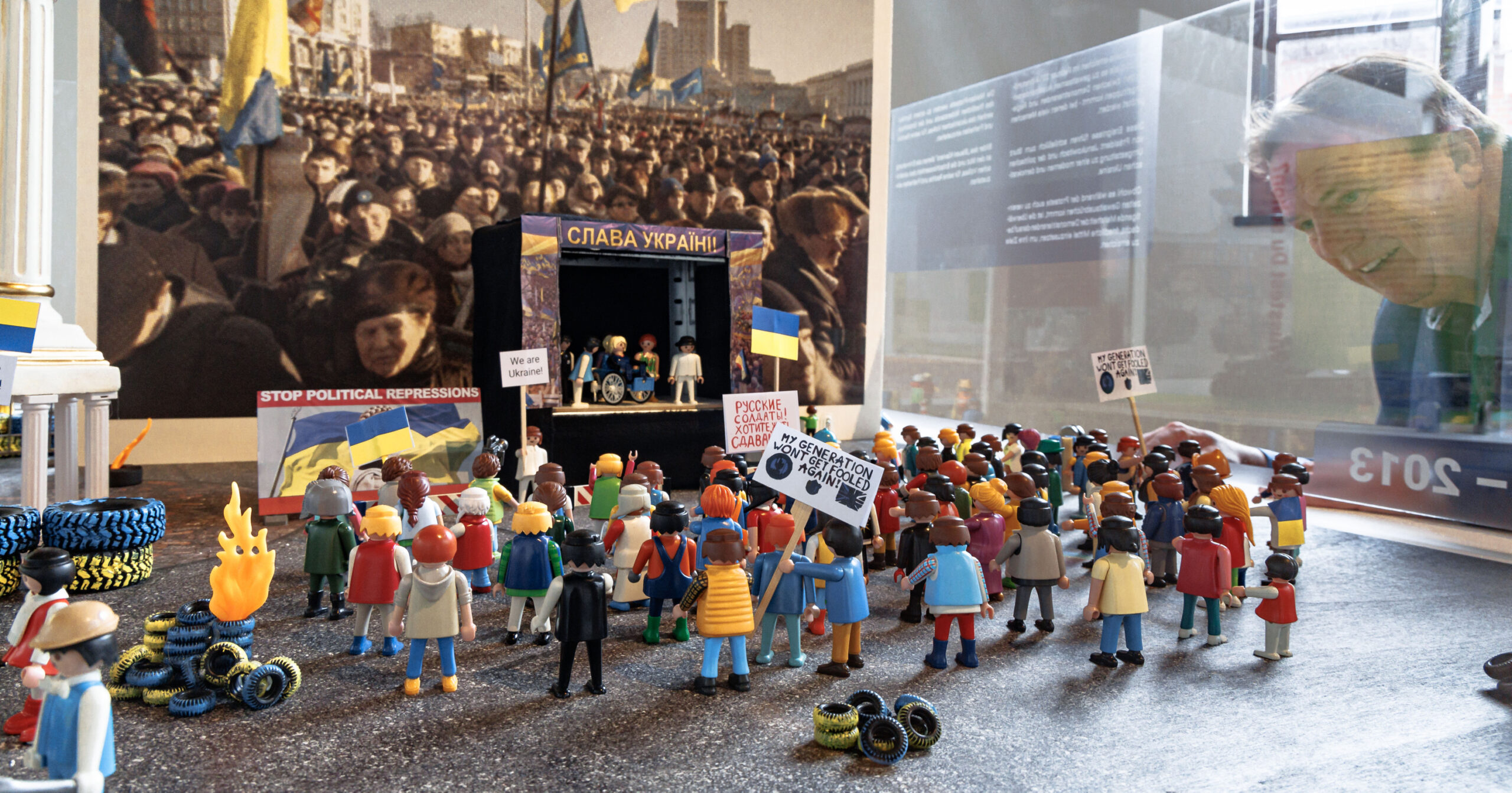 Eine Gruppe an Playmobilfiguren stellt einen Protest auf dem Kiewer Maidan nach.