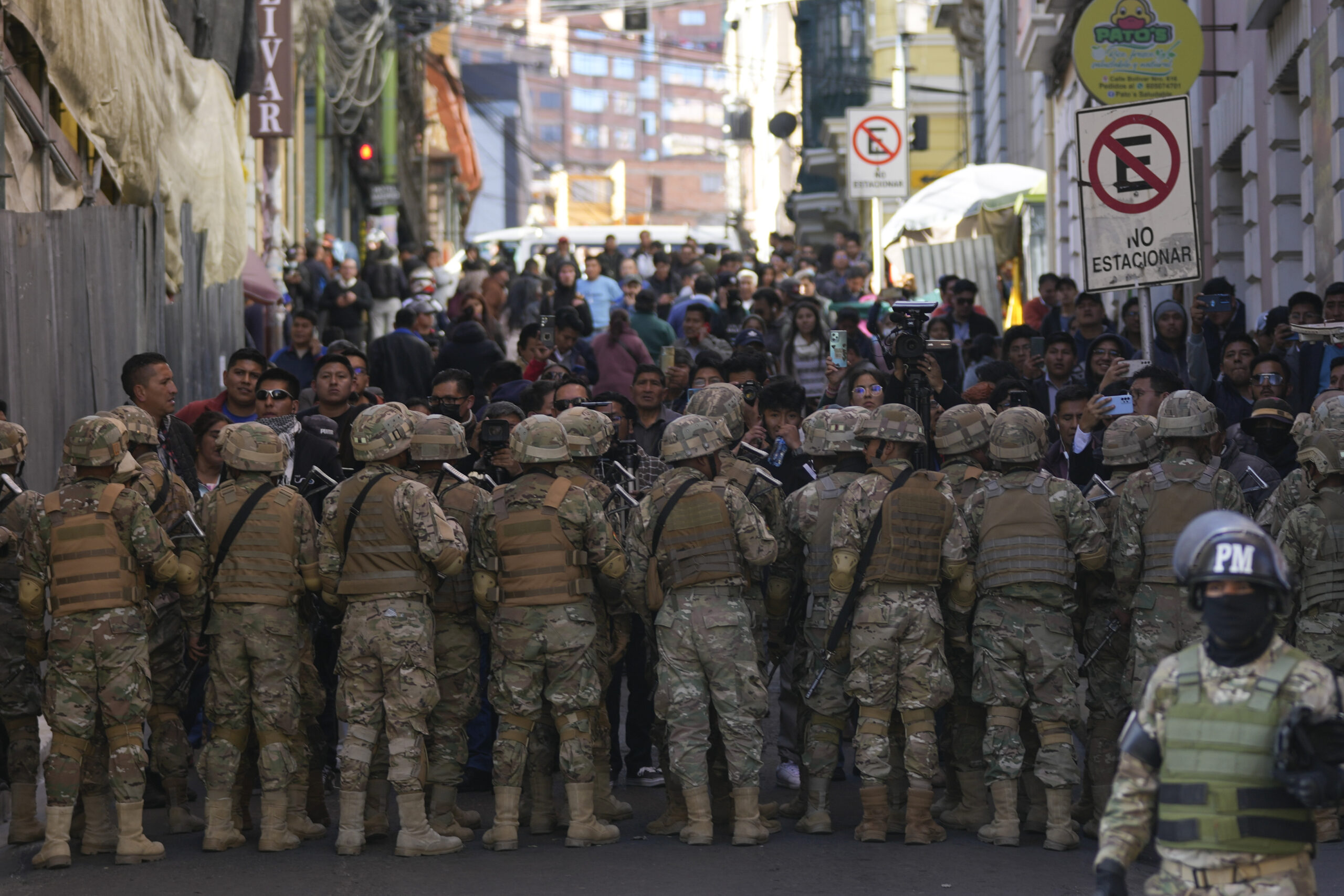 Militärpolizei blockiert den Zugang zur Plaza Murillo in La Paz. Der ehemalige General der bolivianischen Armee und Anführer eines Putschversuches, Zúñiga, ist festgenommen worden.
