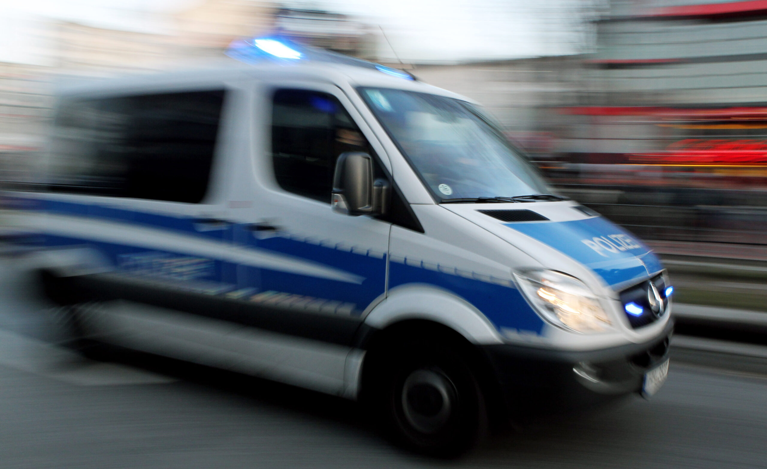 Ein Polizeifahrzeug mit Blaulicht (Symbolbild).