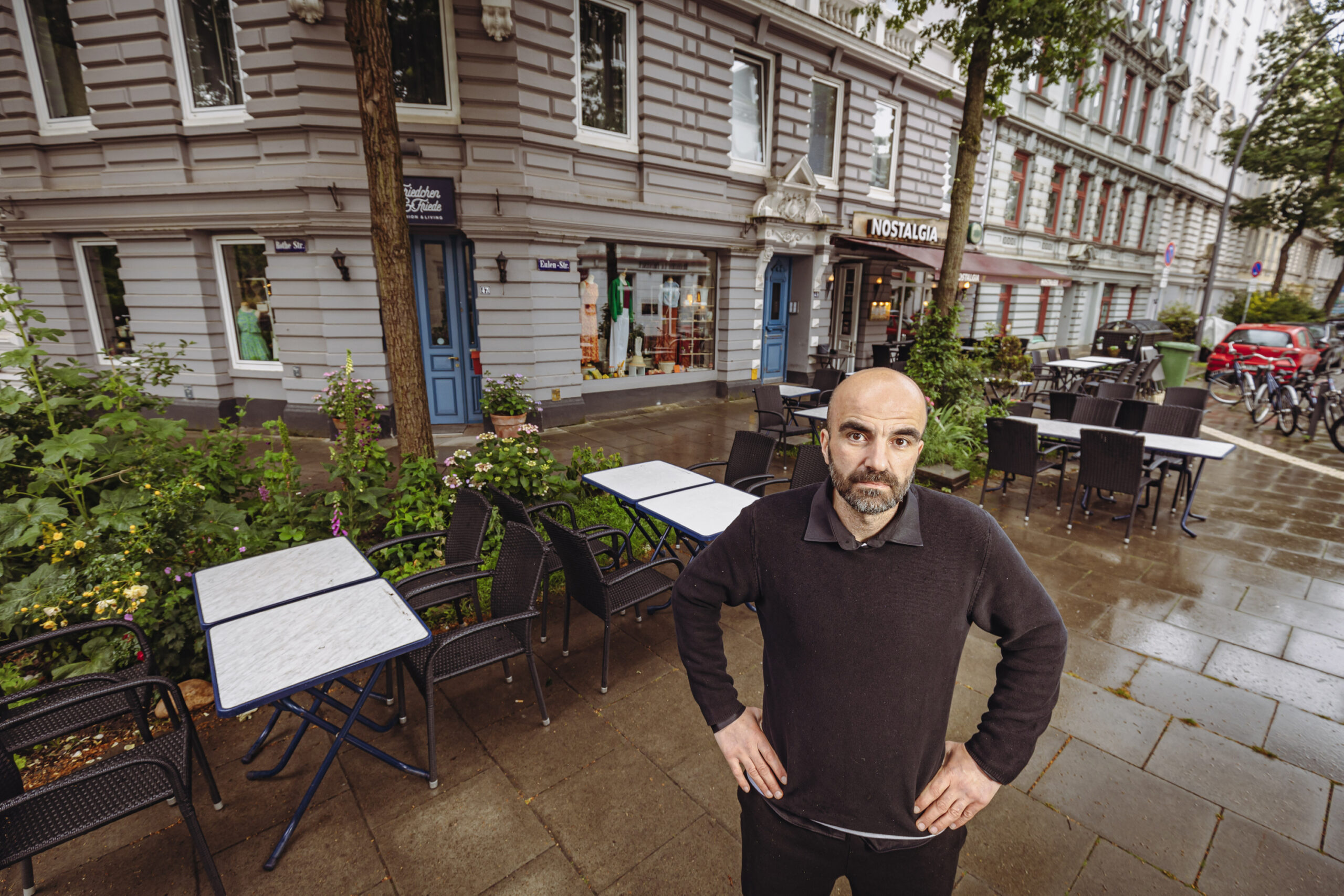 Der Ottensener Wirt Ioannis Angelidis (43) vor der Terrasse, die er nun nicht mehr nutzen darf.