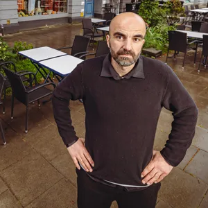 Der Ottensener Wirt Ioannis Angelidis (43) vor der Terrasse, die er nun nicht mehr nutzen darf.