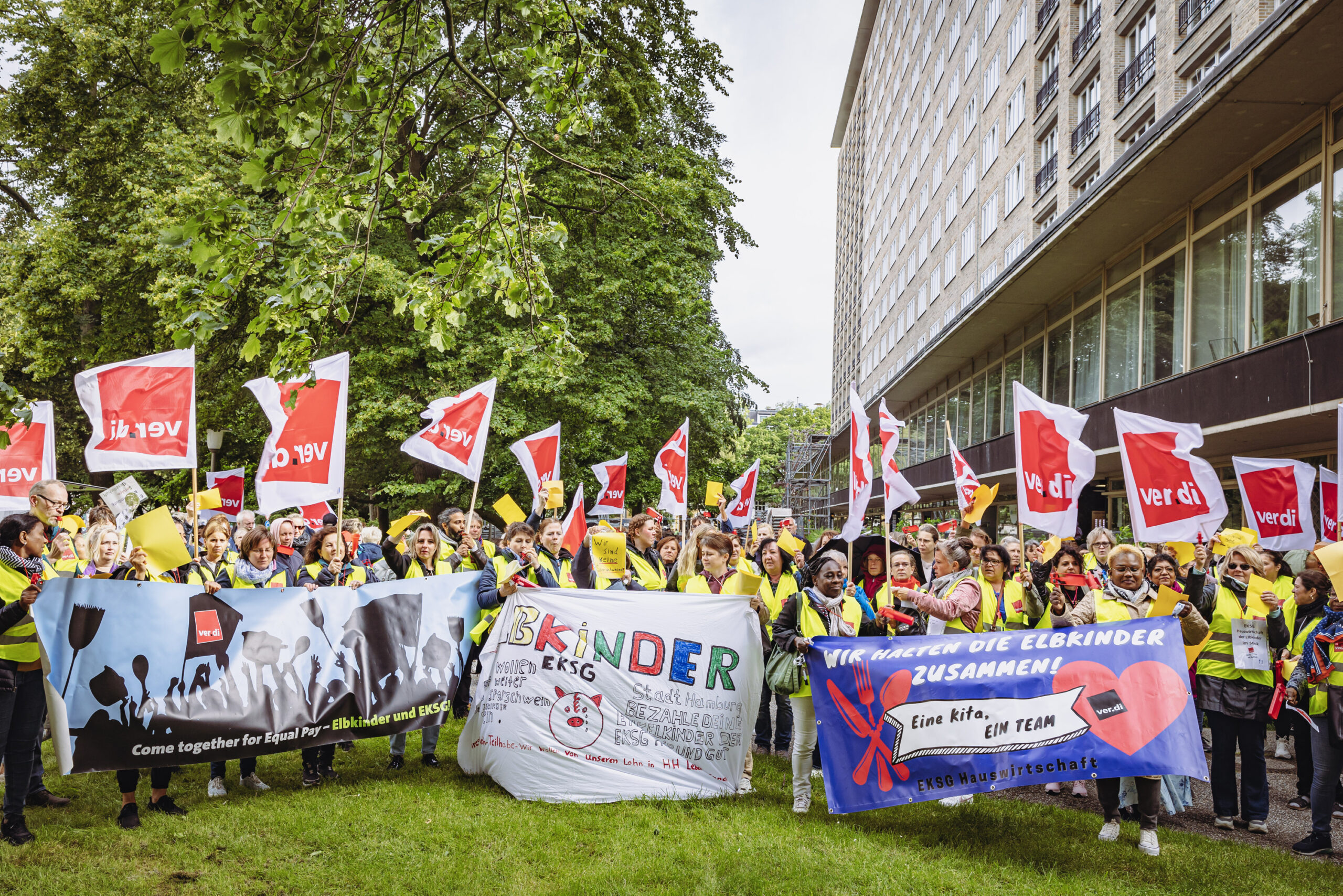 Hauswirtschafterinnen demonstrieren am Donnerstag vor der Zentrale der Elbkinder in der Oberstraße.