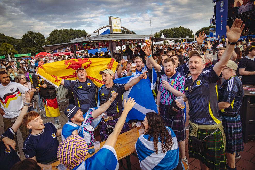 Feiernde Schottland-Fans auf dem Heiligengeistfeld