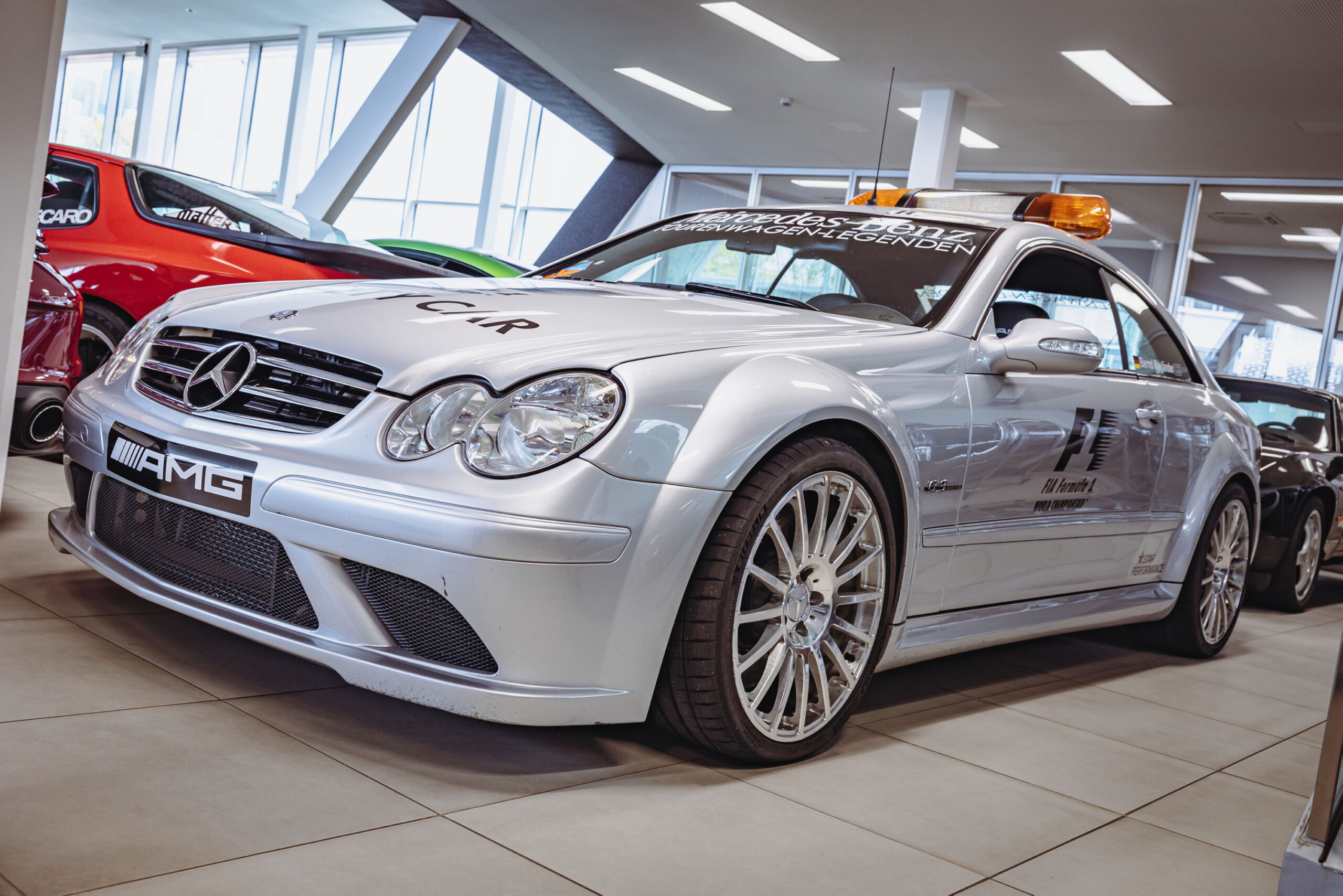 Das Safety-Car im Showroom von „David Finest Sports Cars“ in Wandsbek