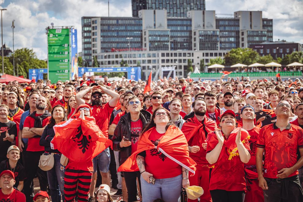 Ein ständiges Zittern bis zum Schluss: der rote Fanblock der Albaner.