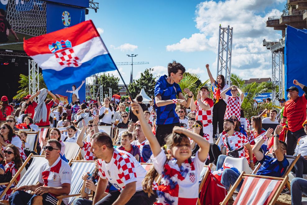 Der Beach-Bereich der Fanzone war fest in kroatischer Hand.