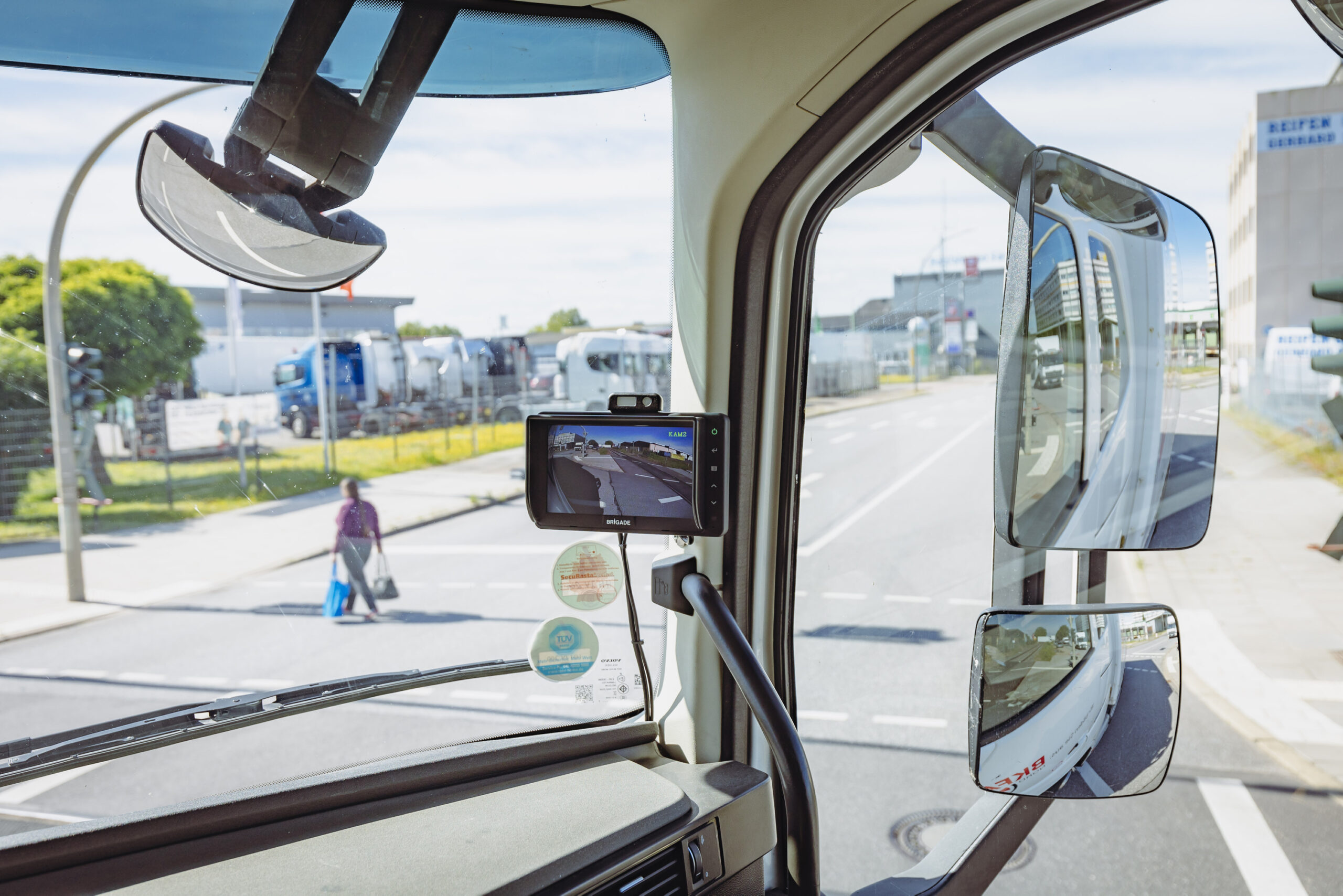 Außenspiegel, Weitwinkelspiegel, Abbiegeassistent – doch selbst, wenn der Lkw-Fahrer auf alles achtet, droht Gefahr für Radfahrer und Fußgänger.