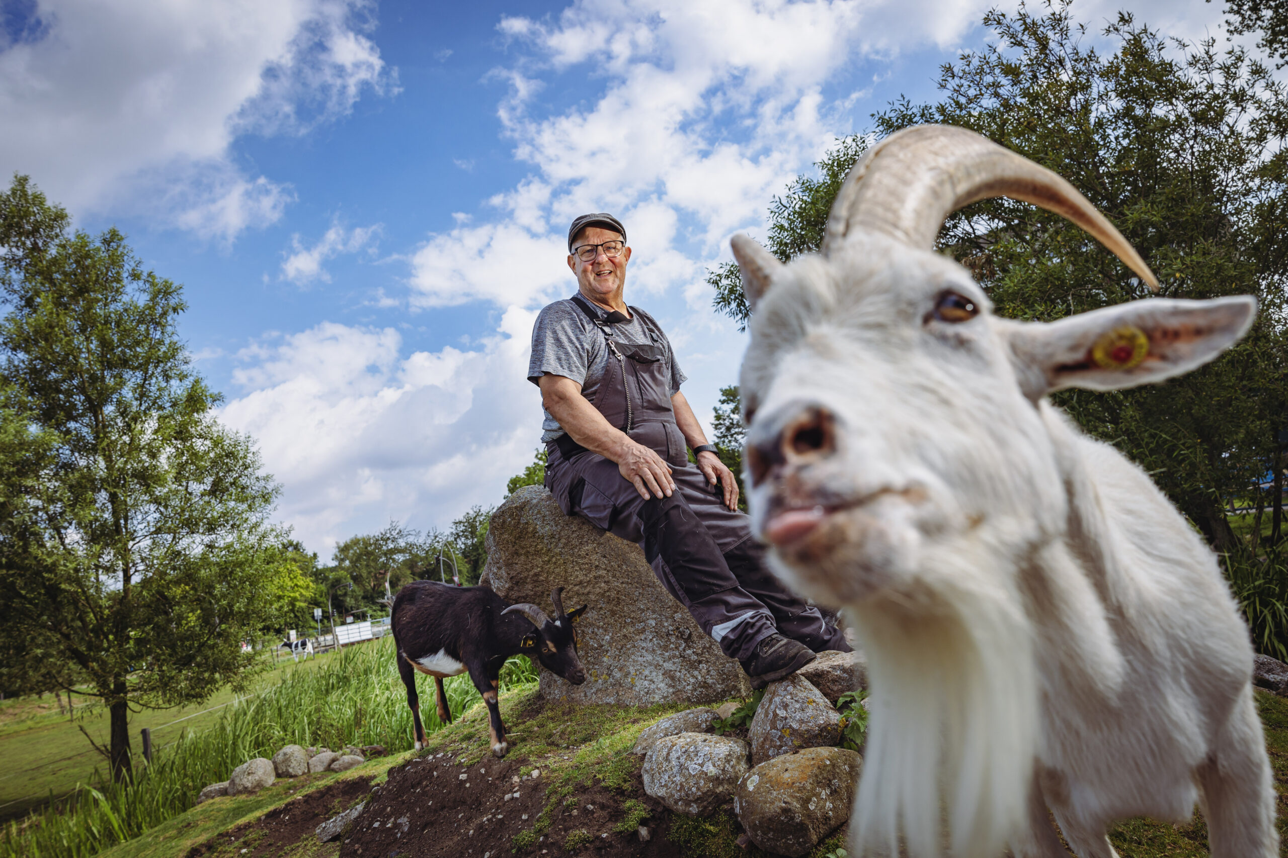 „Bauer“ Gerd Horn (69) bringt Kinder und Tiere seit 37 Jahren auf dem Kinderbauernhof Kirchdorf kostenlos zusammen.