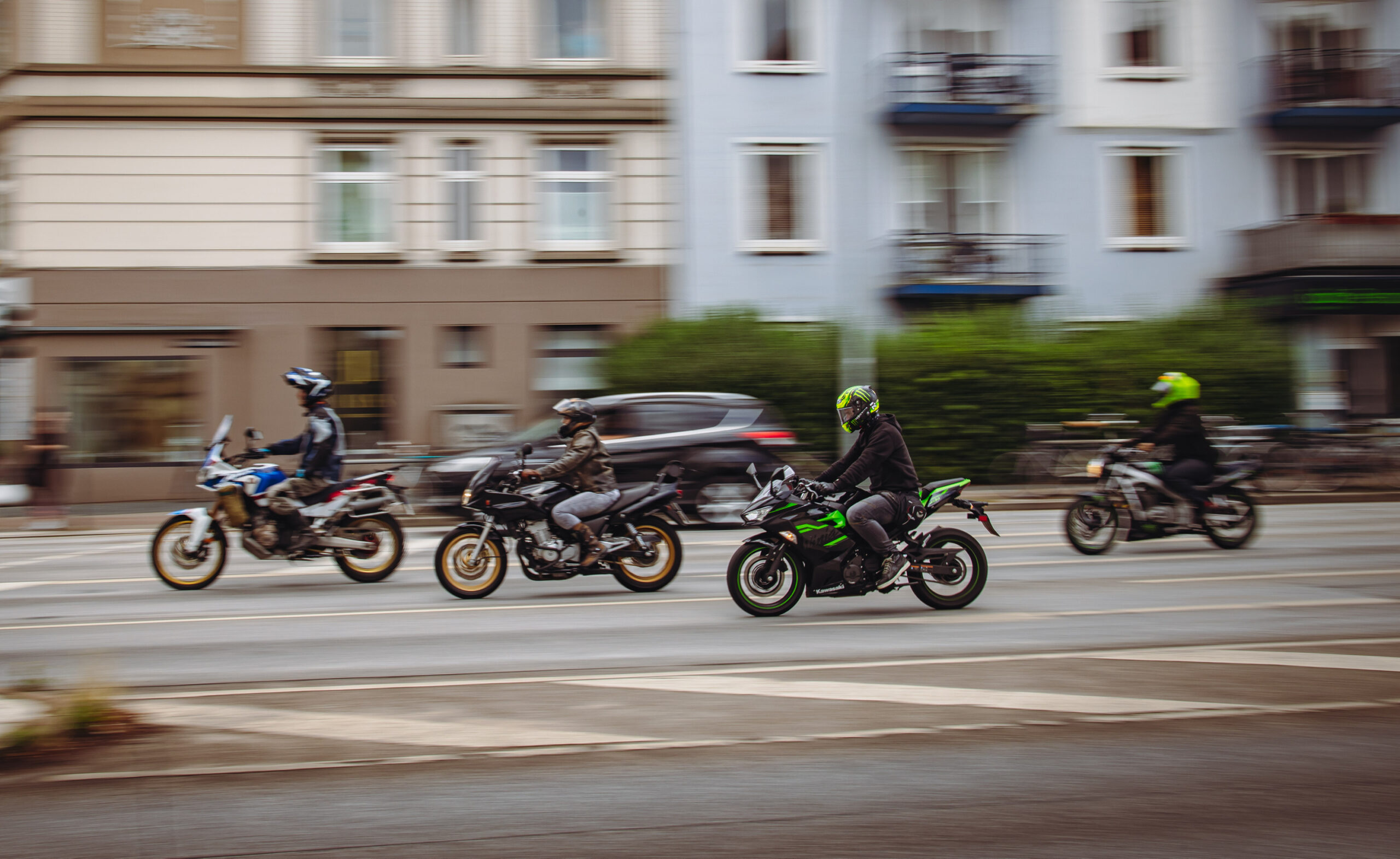 Motorrad-Fahrer in der Stadt (Symbolbild)