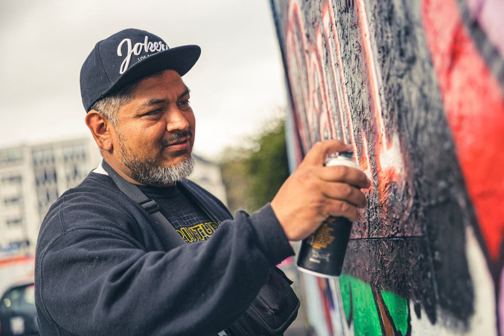 Graffiti-Künstler Ray de la Cruz hat ein Kunstwerk an der Reeperbahn für den getöteten Polizisten Rouven Laur gestaltet.