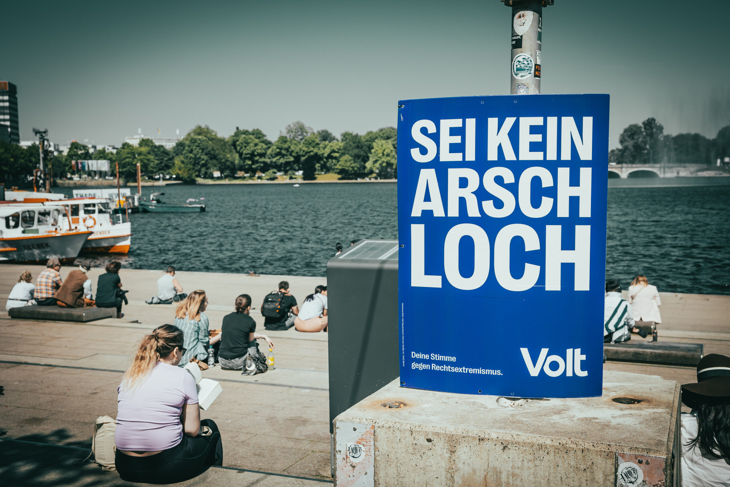 Ein Volt-Plakat am Alsteranleger Jungfernstieg.