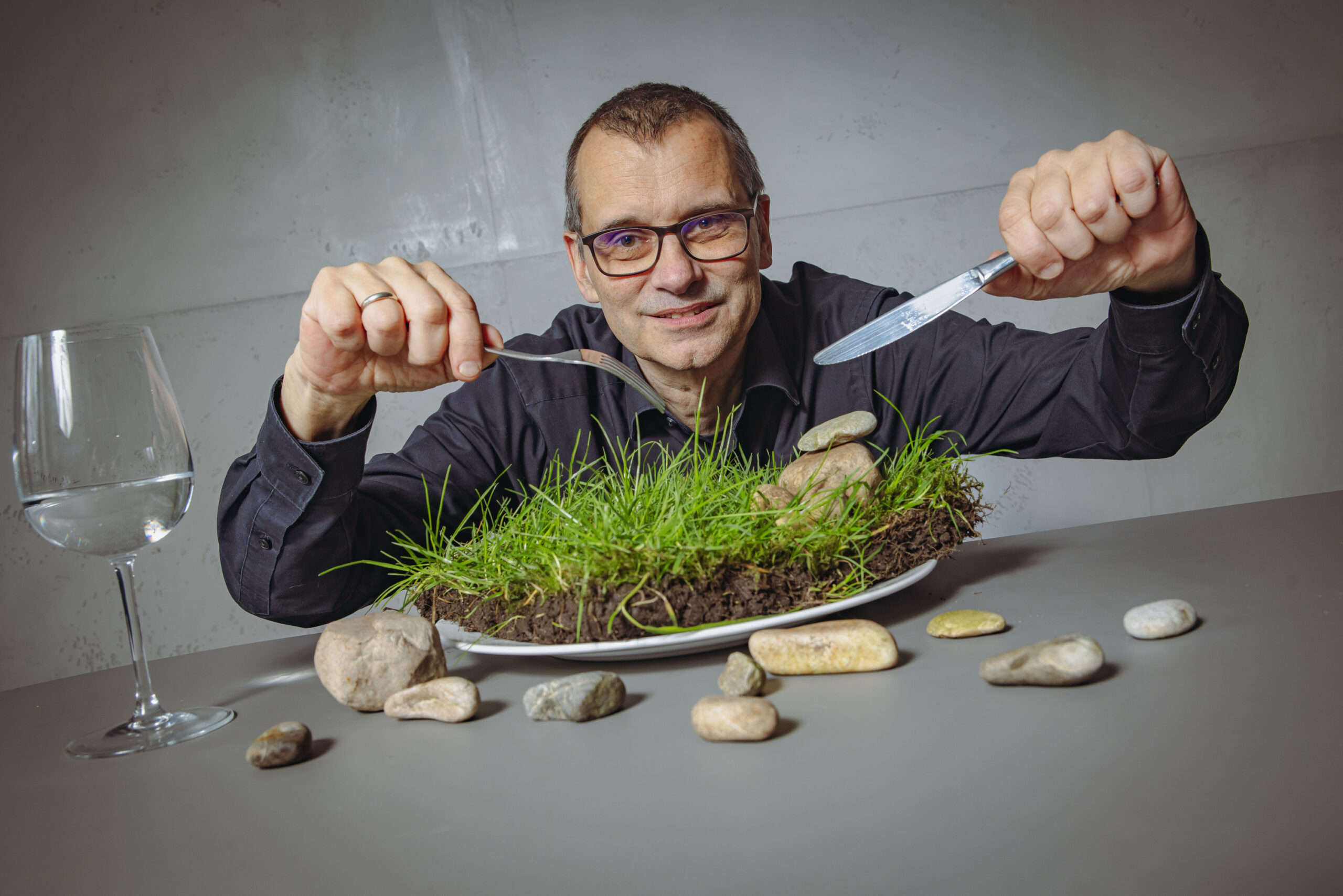 Frank Wieding vor Teller mit Gras und Steinen