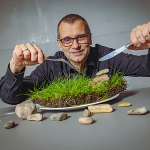 Frank Wieding vor Teller mit Gras und Steinen