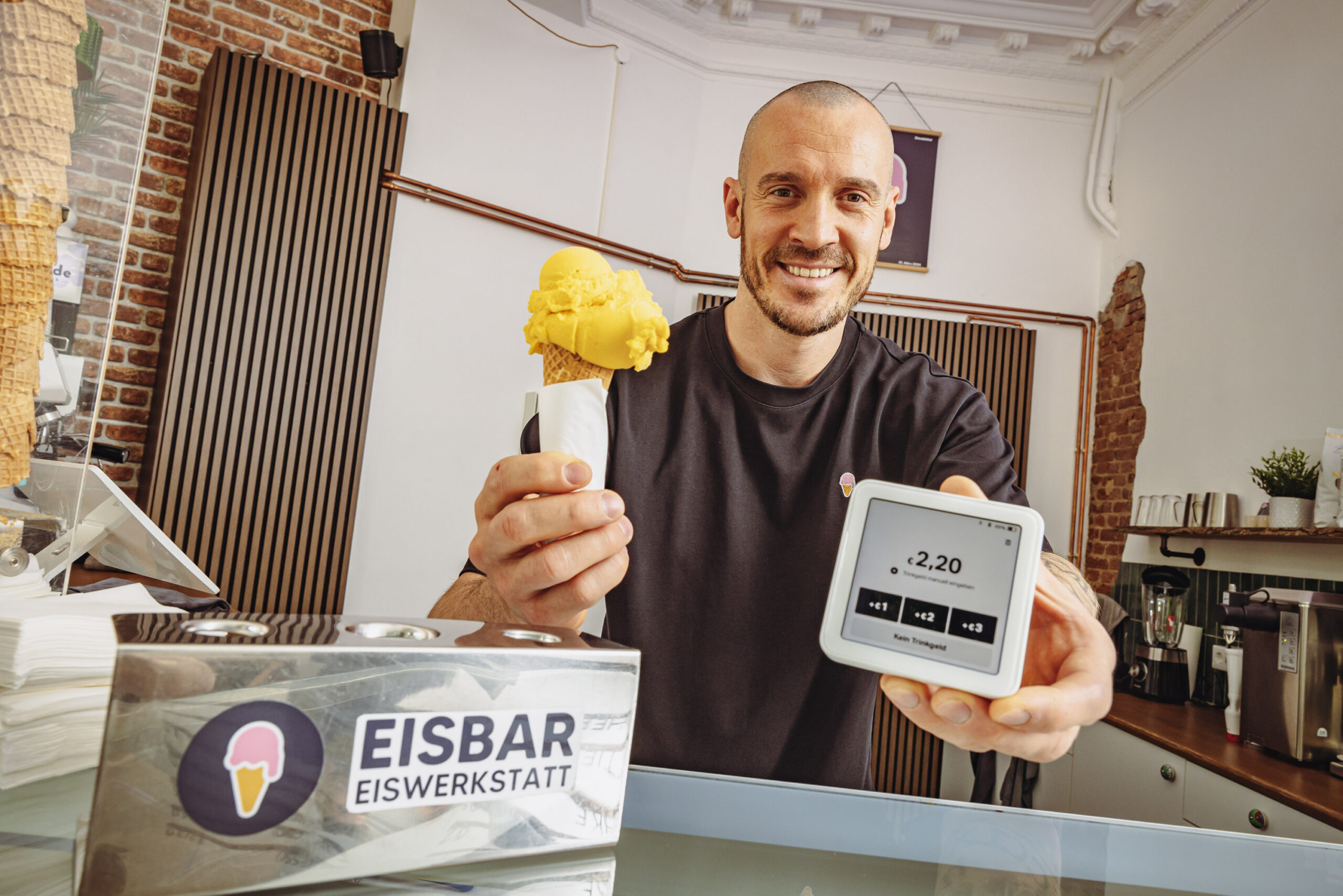 In der Eimsbütteler „Eisbar Eiswerkstatt“ kostet die Kugel Eis 2,20 Euro. Per Karte kann dazu bequem Trinkgeld gegeben werden.