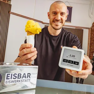In der Eimsbütteler „Eisbar Eiswerkstatt“ kostet die Kugel Eis 2,20 Euro. Per Karte kann dazu bequem Trinkgeld gegeben werden.