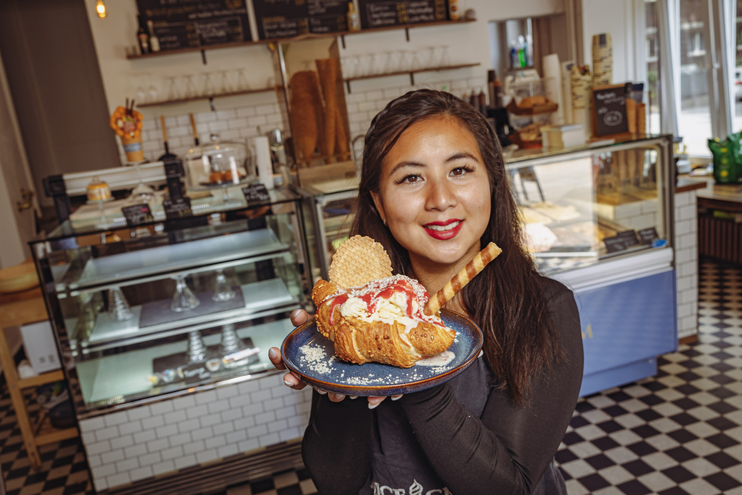 Kim Scheidner (33) ist die Inhaberin der Eisdiele „Nice Cream“ – hier mit dem Spaghettieis im Croissant.