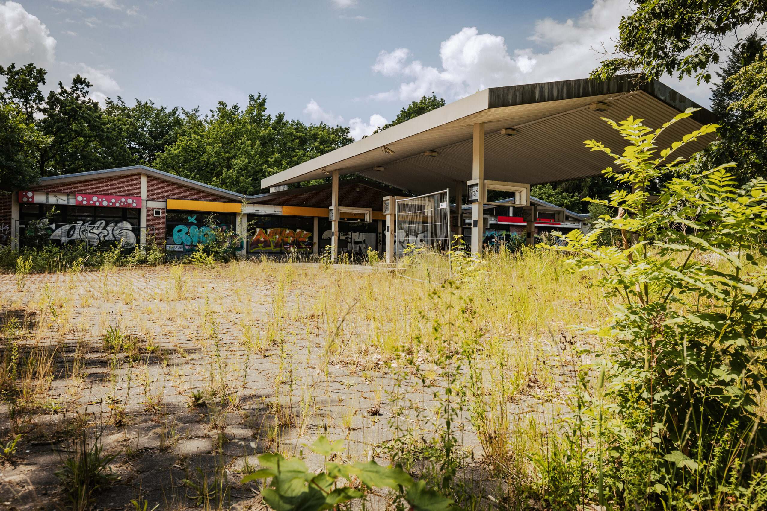 Paradies für Sprayer und Einbrecher? Die seit sechs Jahren leerstehende Esso-Tankstelle an der Ecke Elbchaussee/Mühlenberg.