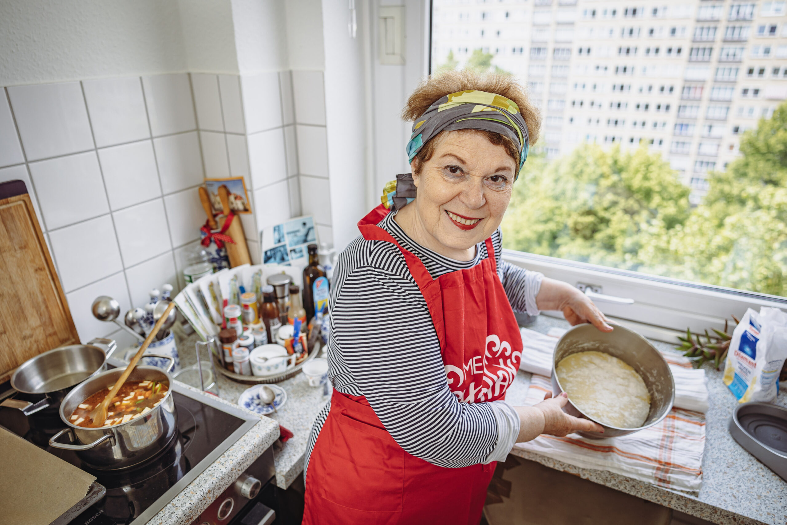 Judith Landshut (74) in ihrer Küche in Rotherbaum.
