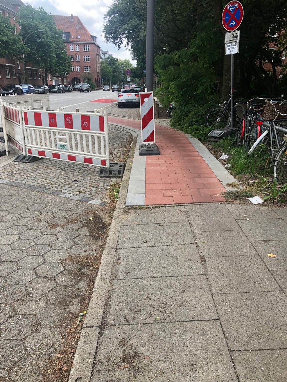 Kopfschütteln über gefährlichen Radweg in Hamburg: Ein Lichtmast steht  im Weg