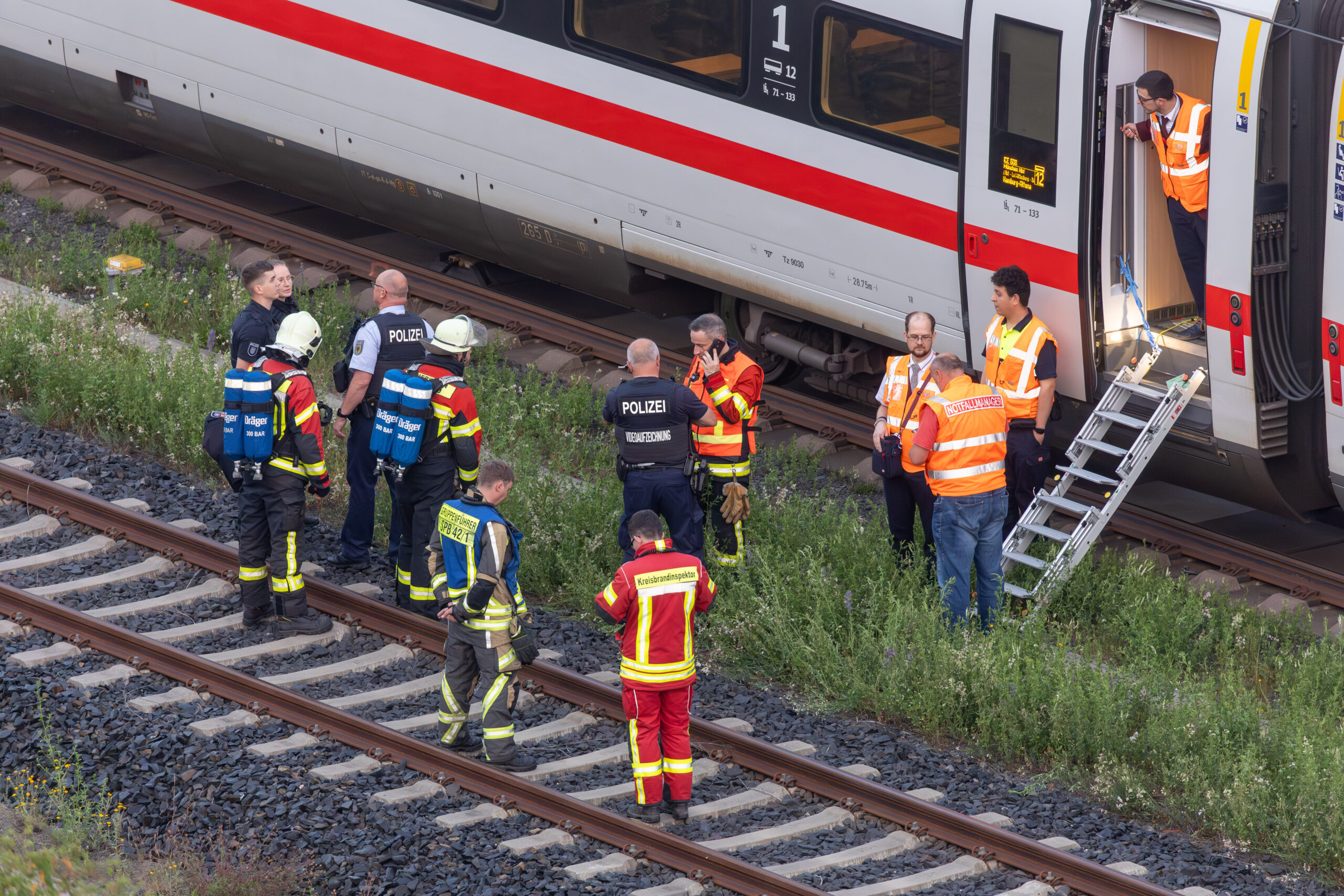 Schalkau: Polizei und Rettungskräfte sind an einem ICE in Theuern, Ortsteil von Schalkau im Landkreis Sonneberg, im Einsatz. Wegen Qualms auf einer Toilette musste ein ICE auf dem Weg nach Hamburg in Thüringen stoppen.