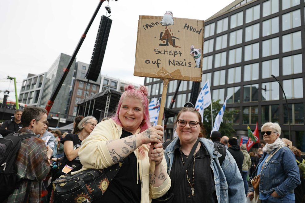 Roxana (l.) aus Bergedorf mit ihrem Klartext-Plakat.