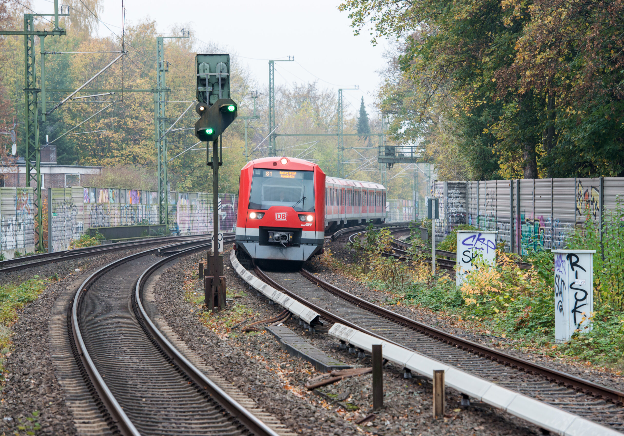 Ein Bahn fährt Richtung S-Bahnhof Hasselbrook (Archivfoto).